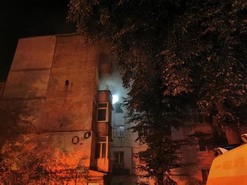 Mai multe persoane au fost evacuate după ce un apartament din Botoșani a luat foc - FOTO