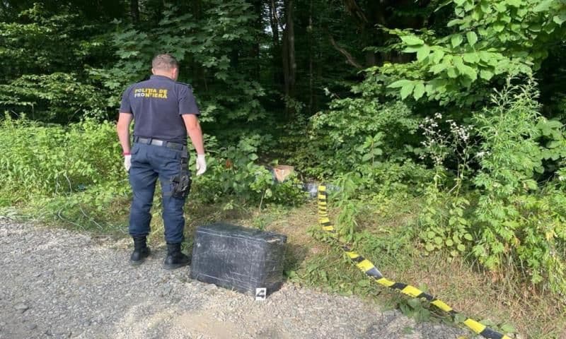 Colete cu țigarete de contrabandă descoperite la frontiera cu Ucraina de polițiștii dorohoieni - FOTO