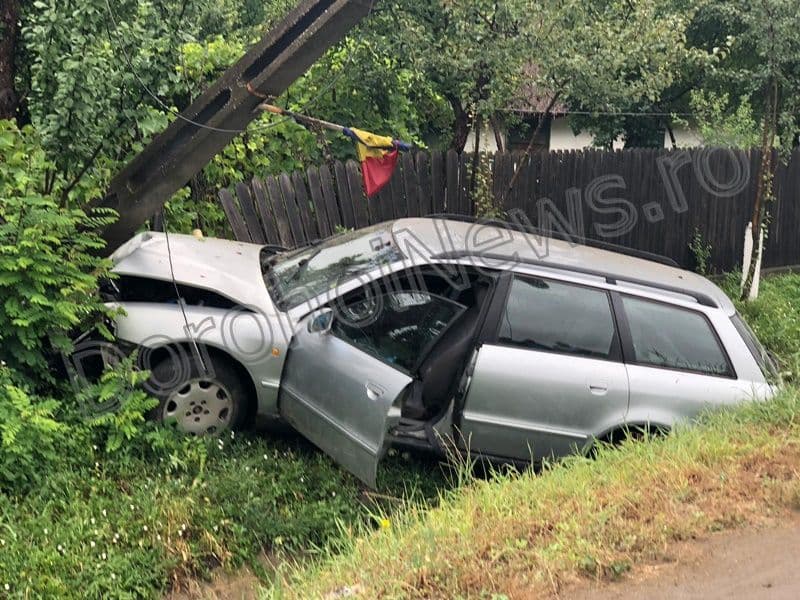 Accident la Broscăuți! O mașină a ieșit de pe carosabil și a rupt un stâlp - FOTO