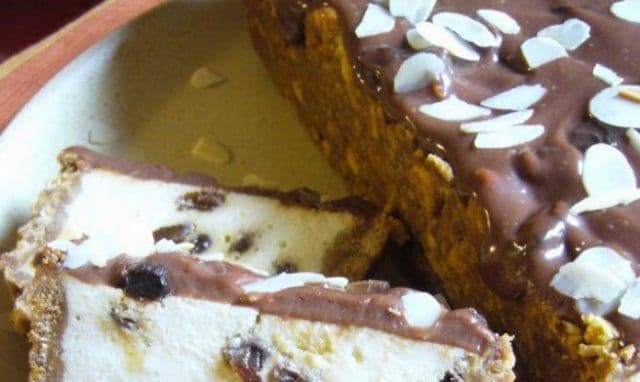 Cheesecake cu ciocolată, stafide și migdale