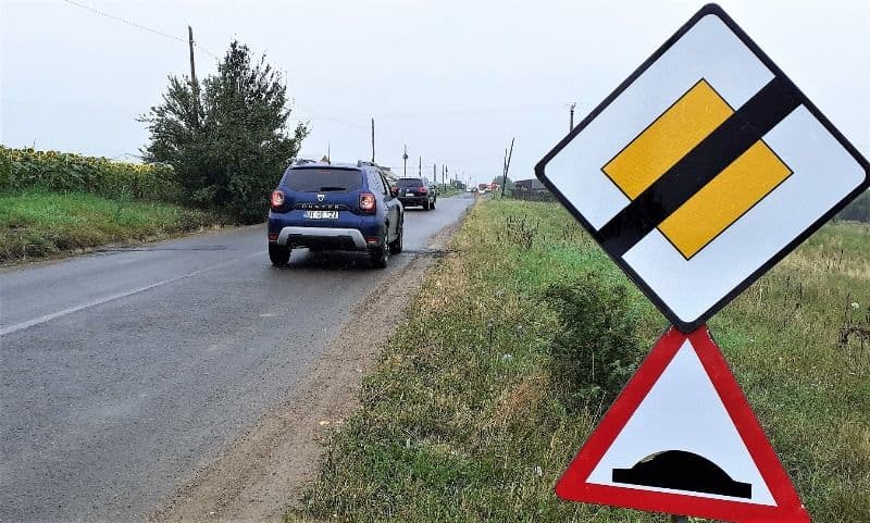 Limitatoare de viteză în intersecțiile cu probleme de pe drumurile județene - FOTO