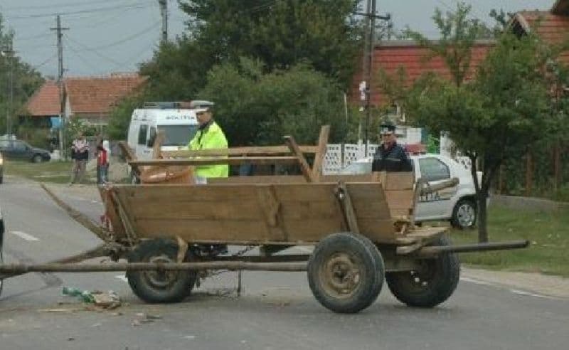 Accident rutier la Bucecea. Un autoturism a acroşat o căruţă