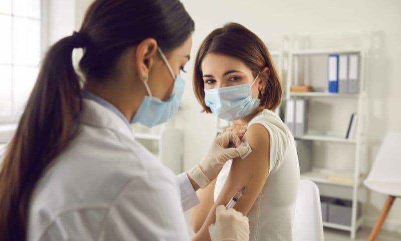 Zi liberă pentru românii care se vaccinează, începând de joi. Elevii și studenții, scutiți de o zi de cursuri