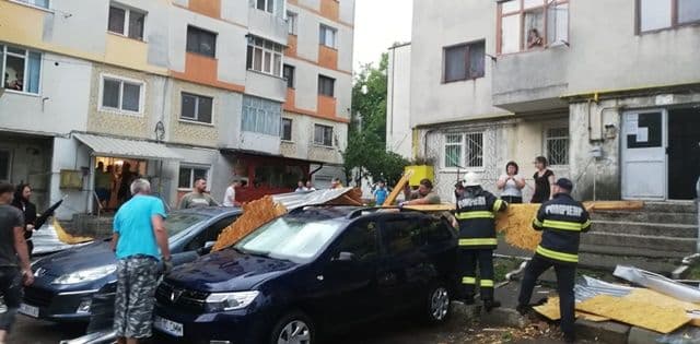 Acoperișuri smulse și copaci doborâți după vijeliile din această după-amiază - FOTO