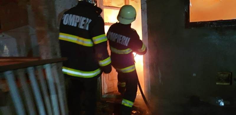 Femeie salvată de pompierii dorohoieni din incendiul care i-a cuprins casa
