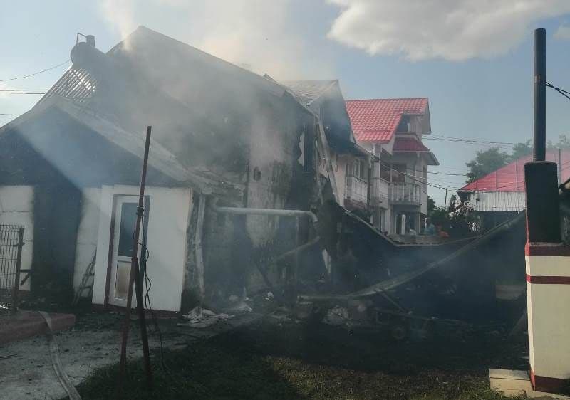 Incendiu puternic la Păltiniș. Două case și două anexe afectate de flăcări - FOTO