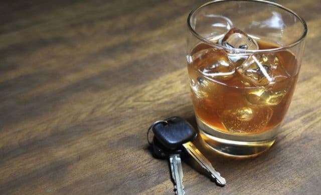 Doi şoferi cu alcoolul în sânge, opriţi din drum de poliţişti