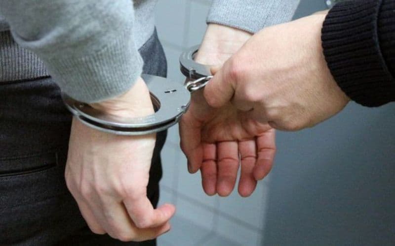 Bărbat reținut după ce a pipăit, în spații publice, trei femei împotriva voinței acestora