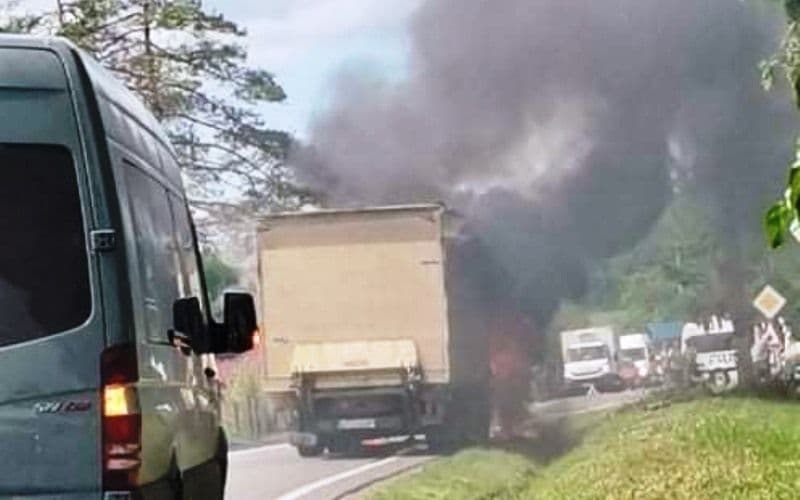 Un camion ce transporta marfă de la Dorohoi la Botoșani, a luat foc la ieșirea din Brăești – FOTO