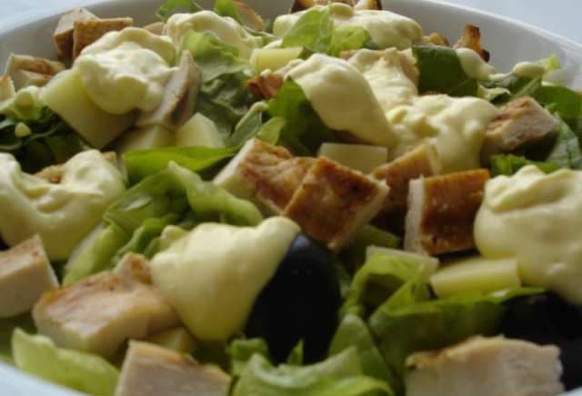 Salată verde cu pui și sos de iaurt 