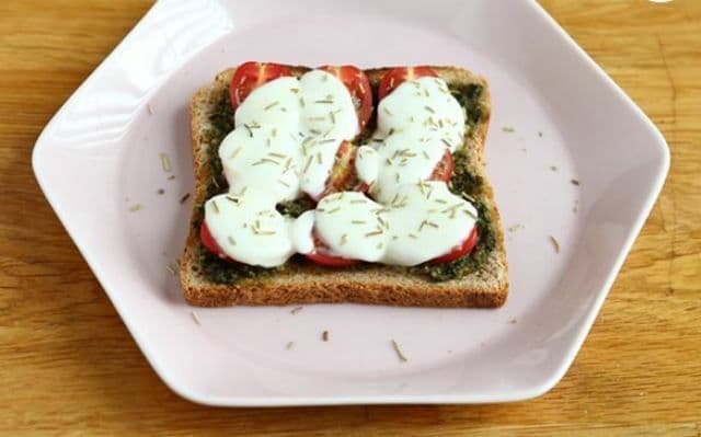 Bruschette cu pesto, roșii și mozzarella