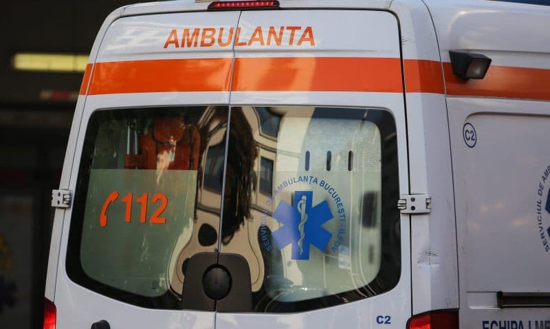 Accident! Un șofer a ajuns la spital după ce s-a izbit cu mașina într-un tub din beton