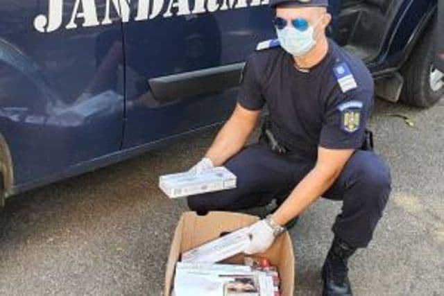 Tânără din Dorohoi sancționată de către jandarmi, în mod repetat, pentru că vindea țigări de contrabandă în Piața Centrală