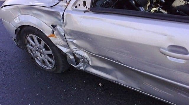 O tânără de 21 de ani, în stare de ebrietate a avariat o mașină parcată