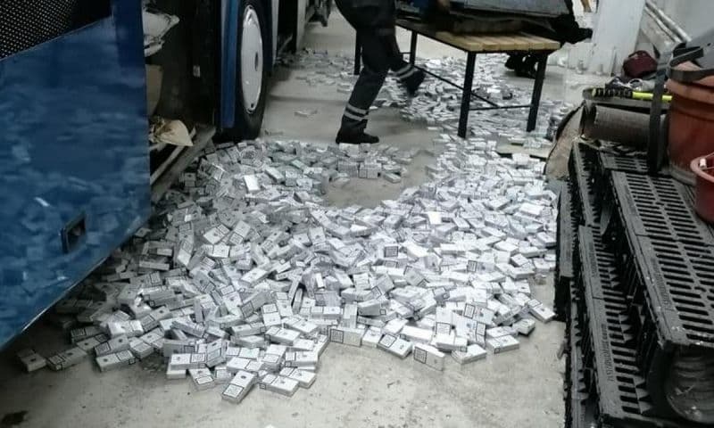 Autocar defect, blindat cu ţigarete, depistat la Vama Stânca - FOTO