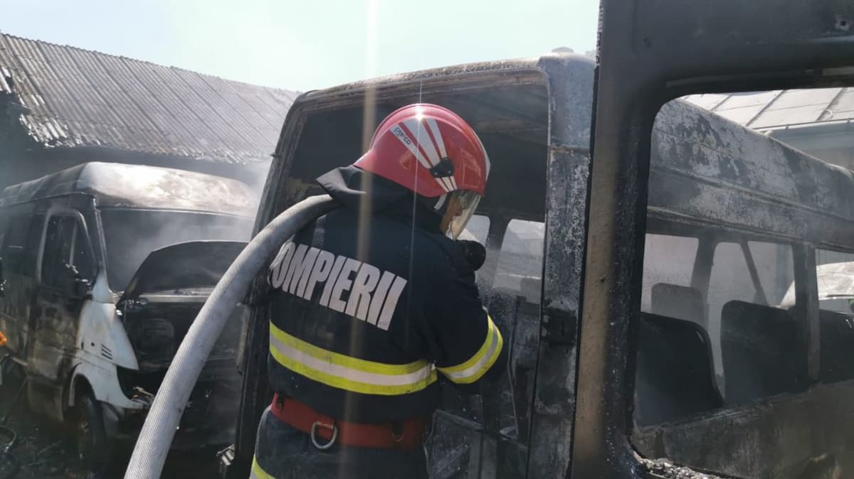 Botoșani: Incendiul de la Microbuzul a fost stins. Clădirea de birouri și 20 de microbuze au fost salvate – FOTO
