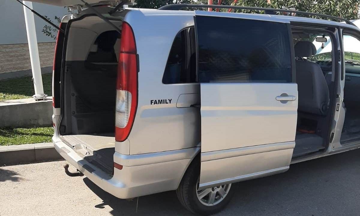 Microbuz plin cu ţigări de contrabandă, blocat în trafic de către poliţiştii de frontieră botoșăneni - FOTO