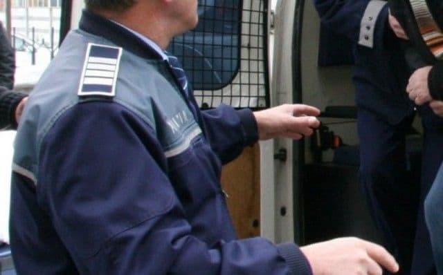 Doi botoșăneni arestați după ce au batjocorit o tânără de 24 de ani