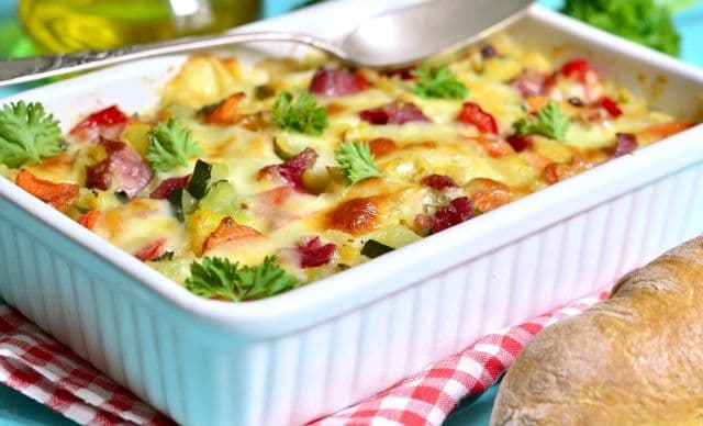 Legume gratinate cu șuncă și cașcaval
