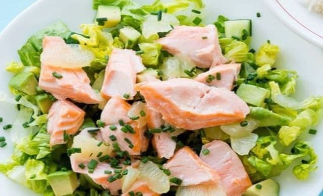 Salată cu ciuperci și somon