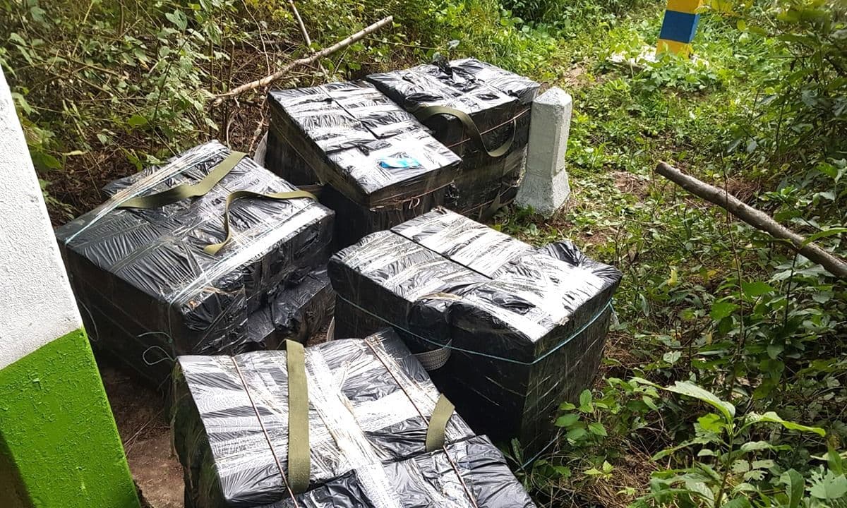 Ţigarete de contrabandă abandonate în vegetaţie la vederea poliţiştilor de frontieră - FOTO