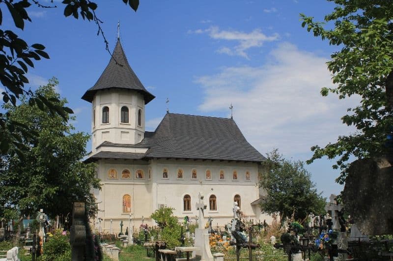 Invitație la slujba de sfințire a Bisericii „Adormirea Maicii Domnului” Broscăuți