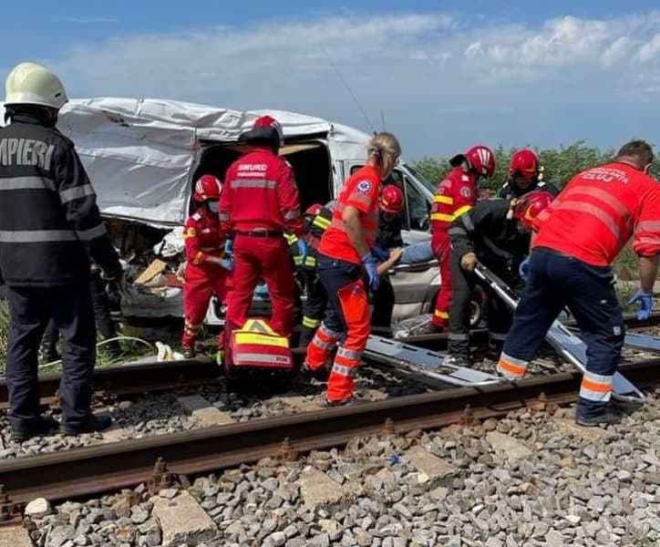 Microbuz cu număr de Botoșani lovit în plin de tren. Opt persoane au fost rănite