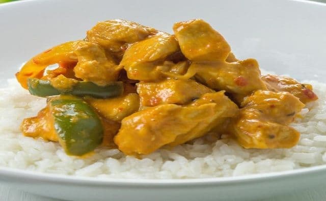 Pui cu sos curry și garnitură de orez