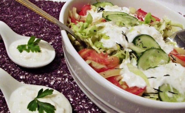 Salată de legume cu dressing de iaurt