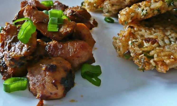 Pulpă de porc la tigaie cu chifteluțe de orez