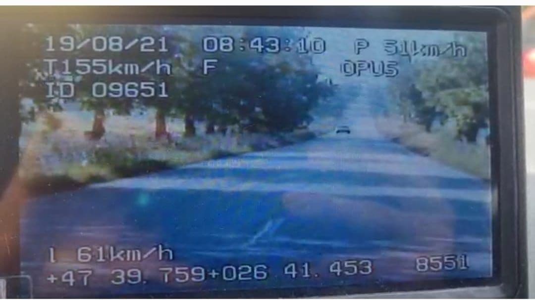 Un tânăr a rămas fără permis după ce a fost depistat de polițiști circulând cu peste 150 km/h