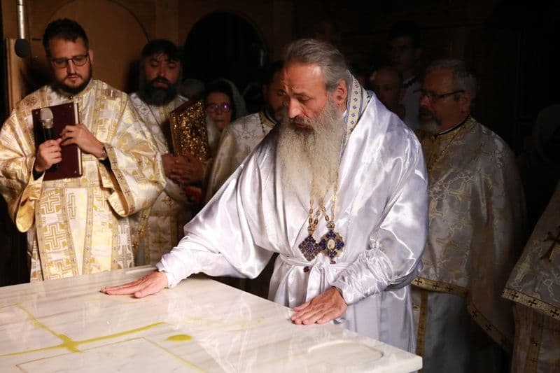 Biserica din cimitirul satului Broscăuți, sfințită de Înaltpreasfințitul Părinte Mitropolit Teofan