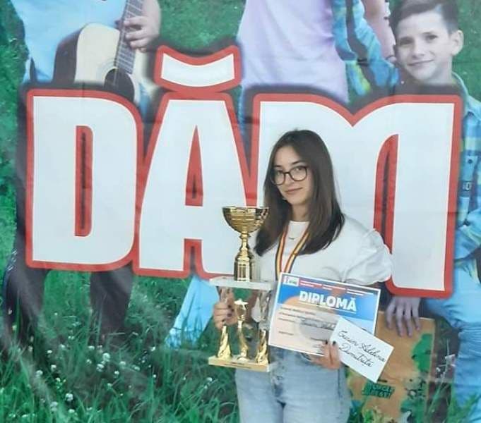 Trofeul Festivalului Național de Creație și Interpretare a Muzicii folk „Dăm folk” obținut de o dorohoiancă