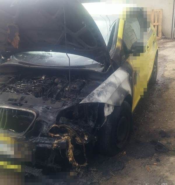 Botoșănean ajuns la spital cu arsuri după ce a încercat să stingă un incendiu care i-a cuprins mașina - FOTO