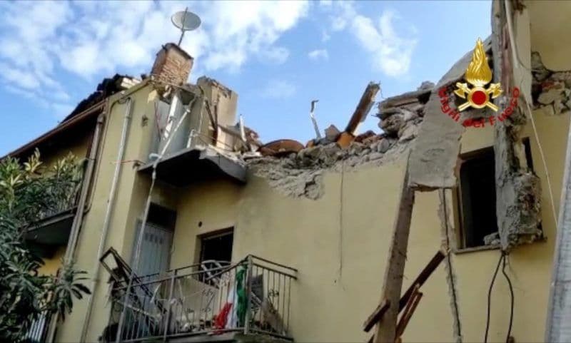 Un bloc în care locuiau mai multe familii de români s-a prăbușit la Torino. Un copil de 4 ani a murit