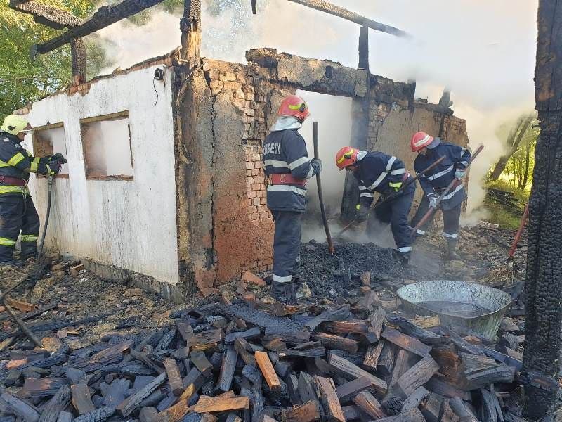 Anexă aprinsă de un scurtcircuit la Lozna. Pompierii dorohoieni au intervenit - FOTO