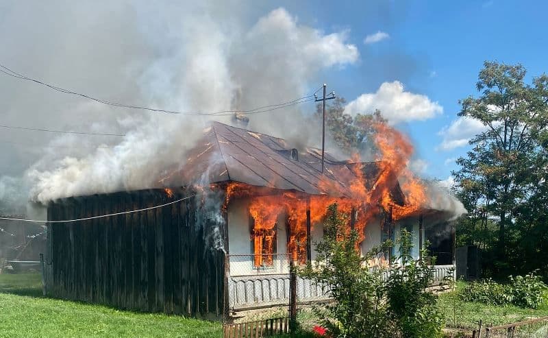Casă cuprinsă de flăcări la Cordăreni. Proprietarul a ajuns la spital cu arsuri - FOTO