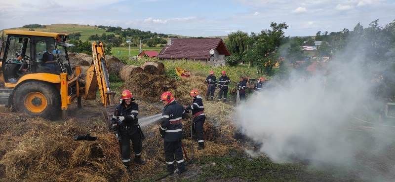 Furaje distruse de flăcări într-o gospodărie din Șendriceni. Pompierii dorohoieni au intervenit - FOTO