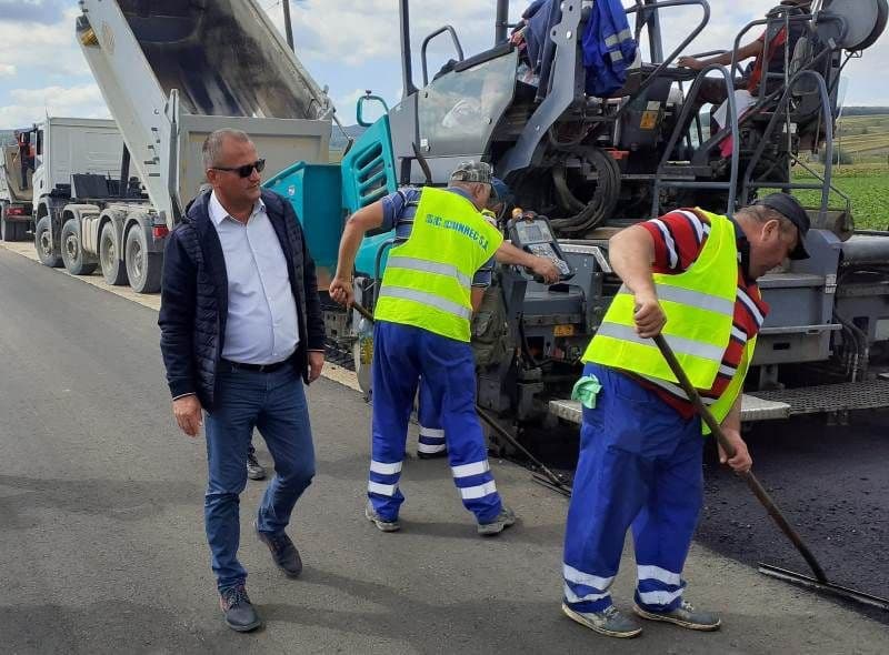 Asfalt pe primul sector din Drumul „Mănăstirilor” - FOTO