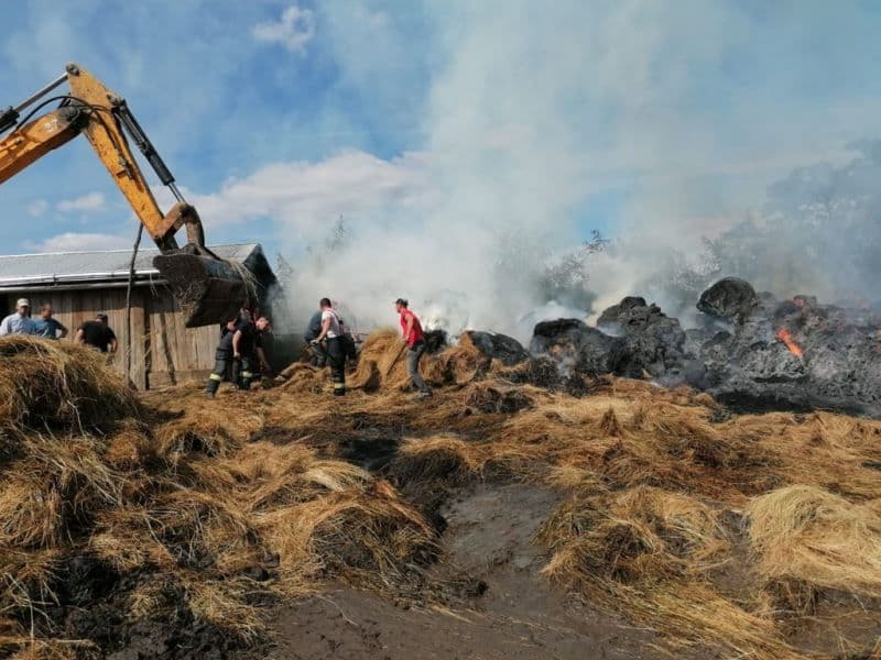 Incendiu puternic la o gospodărie din județ. 230 de baloți de furaje au ars - FOTO