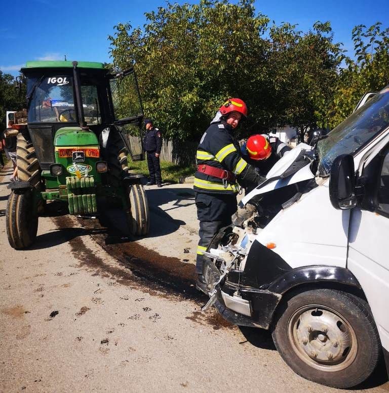 Soți răniți în urma coliziunii dintre autoturismul în care se aflau și un tractor - FOTO