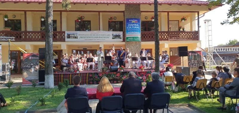 Orchestra „Mugurelul” de la Clubul Copiilor Dorohoi prezentă la Festivalul „Moştenite din bătrâni” Vorona 2021 – FOTO