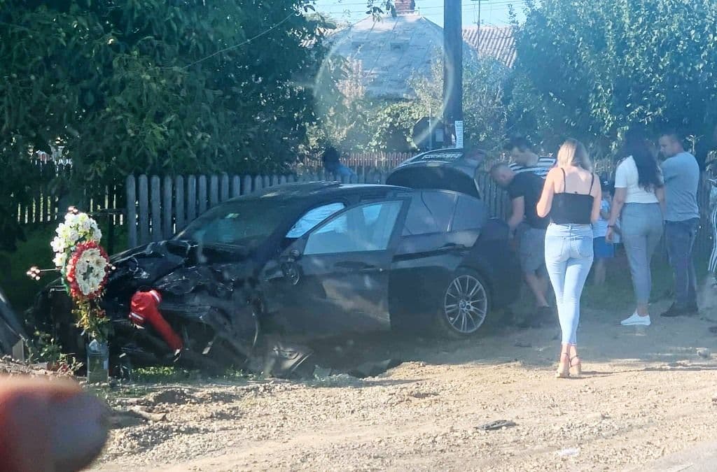 Trei maşini implicate într-un accident la Ibănești. Un tânăr de 18 ani a avut nevoie de îngrijiri medicale - FOTO