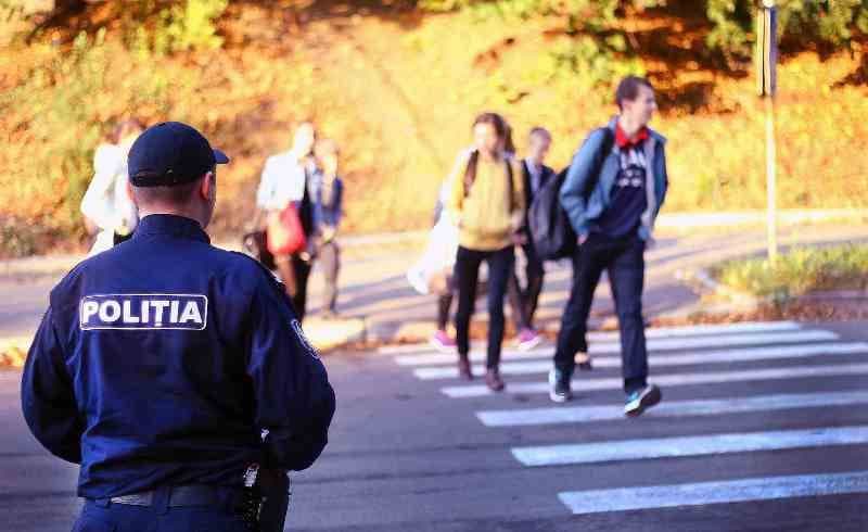 Poliţiştii, alături de elevi, la începutul noului an şcolar