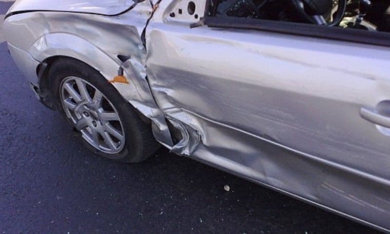 Accident produs de o șoferiță beată care încerca să-și parcheze mașina pe o stradă din Dorohoi