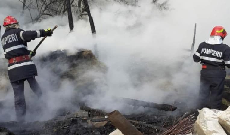 Depozit de furaje incendiat din joacă. Au ars cinci tone de nutrețuri