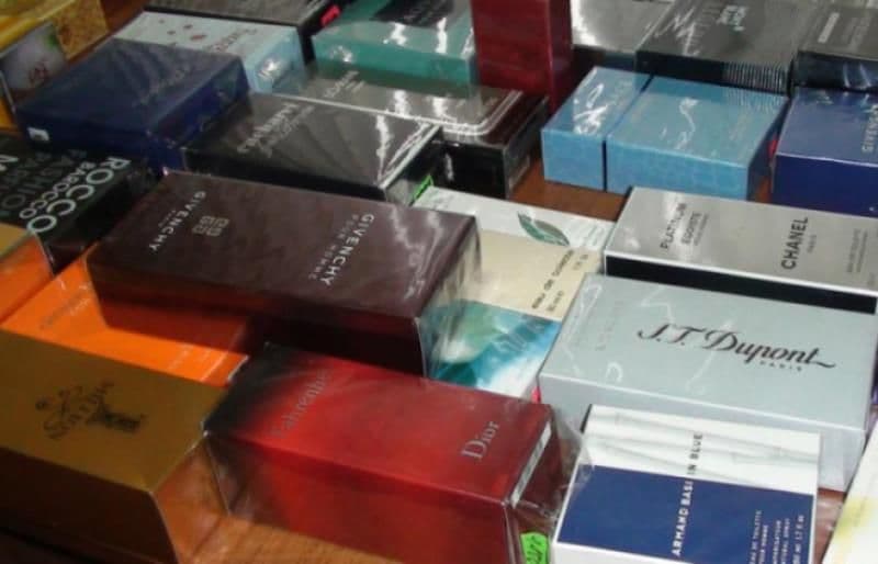 Dosar penal pentru doi tineri care vindeau produse contrafăcute la Dorohoi