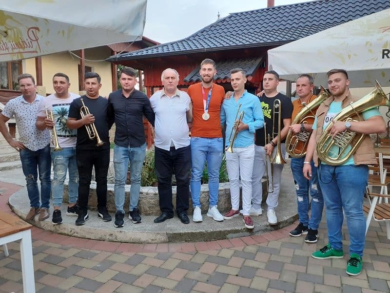 Sărbătoare la Mihăileni, odată cu întoarcearea acasă a lui Mugurel Semciuc Interviu cu vicecampionul olimpic – FOTO