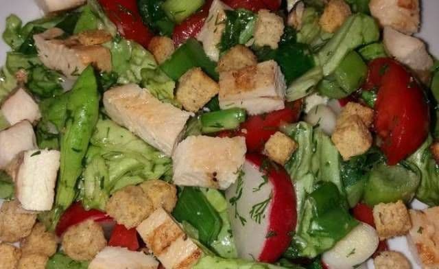 Salată din piept de pui cu crutoane