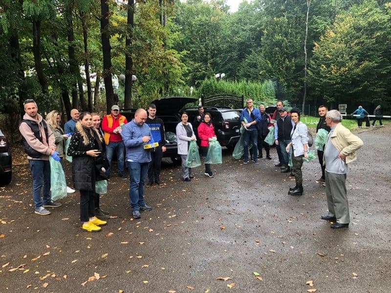 Prefectul Dan Nechifor și angajați din mai multe instituții publice au ecologizat zona pădurii Baisa - FOTO